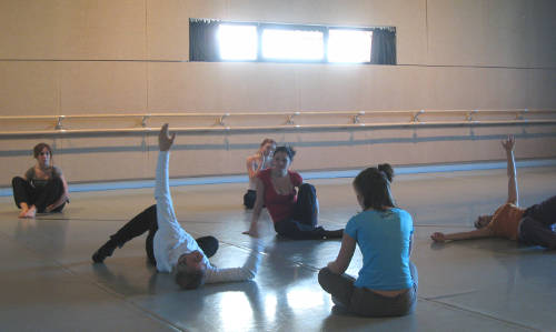 Les élèves de l'option art danse du lycée à l'entraînement.