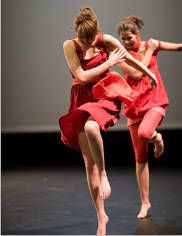 Elèves de l'option art danse du lycée Malraux de Biarritz en pleine représentation.